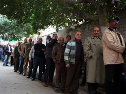 Votantes egipcios hacen fila en el exterior de una estación electoral en Alejandría. XINHUA  /