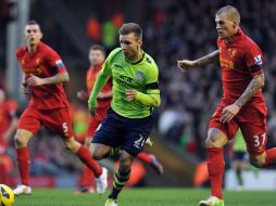 Jugadores del Aston Villa y Liverpool portan brazaletes negros en muestra de homenaje a las víctimas del tiroteo en EU. AFP  /