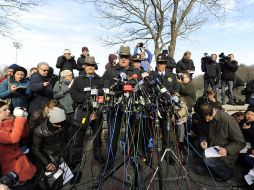 Autoridades de Newton ofrecen una conferencia de prensa para reportar los avances de la investigación. EFE  /