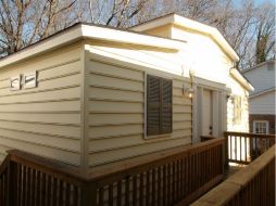 La ''casita'' se conecta al hogar familiar por una estructura de madera. EFE  /