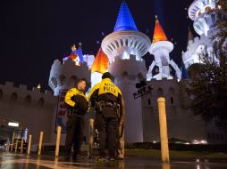 La zona donde se produjeron los disparos permanecerá acordonada por la policía mientras la investigación continúa. AP  /