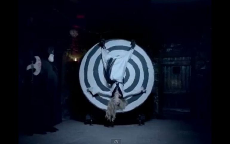 El video muestra el bizarro y retorcido mundo de Burton, al contar una historia de amor entre un humano y un maniquí. ESPECIAL  /