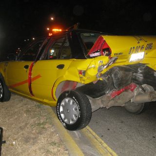 Muere una mujer al bajar de un taxi