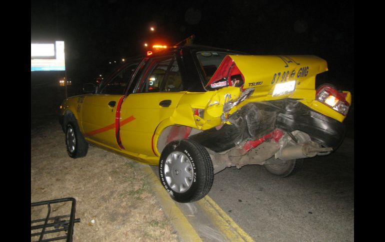 A unos 30 metros adelante de donde quedó el cuerpo, fue localizado el taxi del sitio 61.  /