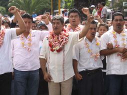 Rubén Núñez (c), enfatizó que la reforma al artículo tercero constitucional es una traición al pueblo. ARCHIVO  /