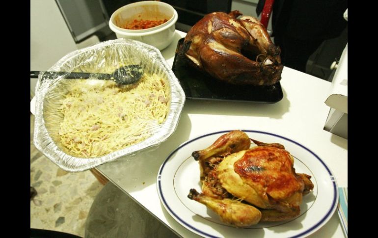 En el centro de México se acostumbra la ensalada navideña acompañada de pavo relleno o lomo. ARCHIVO  /