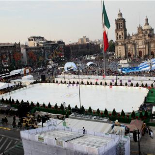 Mancera inaugura pista de hielo en el Zócalo