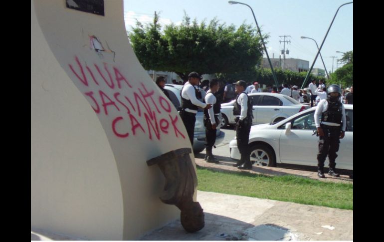 Los campesinos ya habían intentado derribar el busto del fallecido funcionario, pero hasta ayer lo lograron. EL UNIVERSAL  /