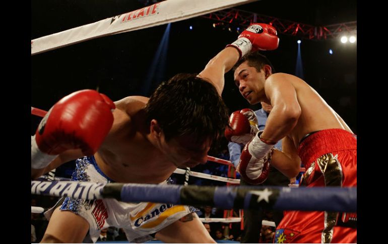 Antes del nocaut, Jorge “Travieso” Arce estuvo a punto de caer a la lona. AFP  /