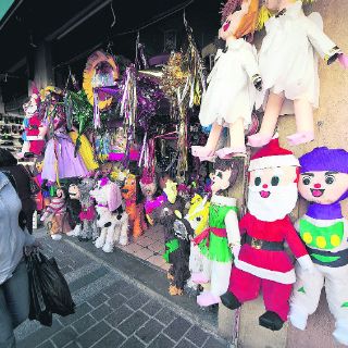 Romper piñatas, tradición viva en las fiestas decembrinas