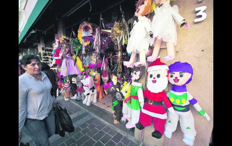 Que no falte una. El mercado de las piñatas cuenta con diferentes opciones  /
