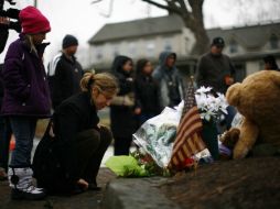 Una mujer ora en un monumento cerca de Sandy Hook Elementary School en Newtown, Connecticut. REUTERS  /