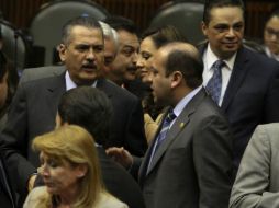 Manlio Fabio Beltrones (i) y Julio César Moreno (d), durante la sesión ordinaria en la Cámara de Diputados. NOTIMEX  /