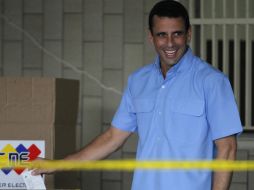 El candidato a la reelección como gobernador del estado venezolano al momento de emitir su voto. REUTERS  /