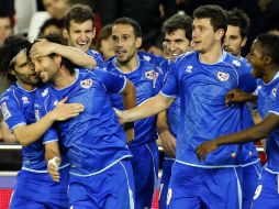 El delantero del Rayo Vallecano, Alejandro Chori Domínguez (2i), celebra su gol con sus compañeros. EFE  /