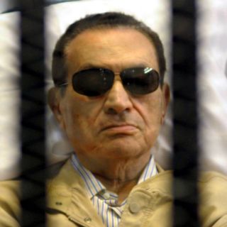 Mubarak se lesiona al caer en baño de prisión