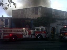 Según autoridades, el fuego inició en un lote baldío y luego alcanzó las bodegas.  /