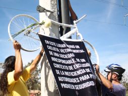 La instalación de la bicicleta blanca como exigencia para la construcción de una ciclovía.  /
