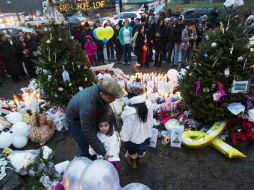 Imagen del tributo a las víctimas de tiroteo en Connecticut, EU. REUTERS  /