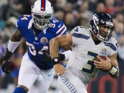 El novato anotó tres touchdowns en acarreos e hizo pase para otro. AP  /