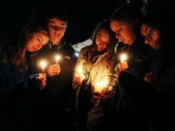 Imagen de la vigilia realizada afuera de la escuela en Newtown, Connecticut. AFP  /