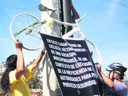 Una bicicleta blanca fue instalada en Prolongación 8 de Julio para recordar a Jesús Martínez, la víctima número 105.  /