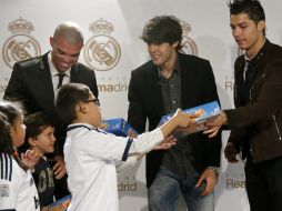 Los jugadores Cristiano Ronaldo (d),Pepe (i) y Kaká (c) durante presentación de campaña navideña. EFE  /