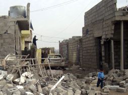 Un niño iraquí camina entre los escombros producidos por un ataque con coche bomba en el pueblo de Tahraua. EFE  /