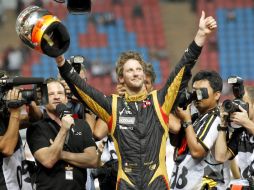Grosjean celebrando su triunfo en Bangkok. ARCHIVO  /