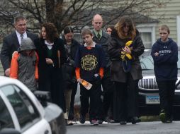 Estudiantes y sus familias acuden al funeral de una de las víctimas del tiroteo. AFP  /