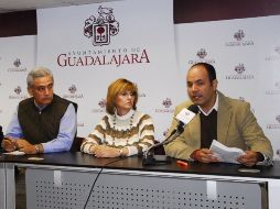 El regidor de la fracción del PAN en Guadalajara, Mario Alberto Salazar Madera (d), adelantó que presentarán la denuncia.  /