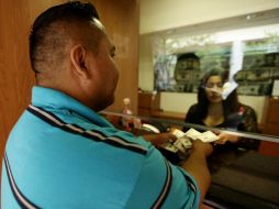 El menor precio del dólar a la compra fue de 12.40 pesos, en casas de cambio. ARCHIVO  /