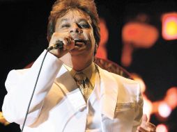 Los seguidores de Juan Gabriel se encontraron con una cartulina donde se indicaba que el concierto se cancelaba. ARCHIVO  /