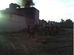 El techo de lamina del taller colapsó, e inclusive los bomberos tuvieron que destruir parte de una pared para sofocar el incendio.  /