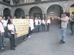 Miembros del Coro Municipal de Zapopan durante la manifestación en el patio de la Presidencia Municipal.  /