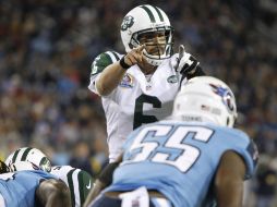 El quarterback de los Jets de Nueva York,Mark Sánchez durante el encuentro ante los Titanes de Tennessee del lunes por la noche.REUTERS  /
