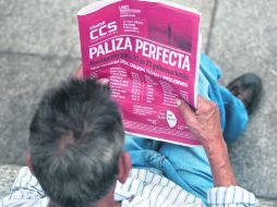 Resultado aplastante. Una persona observa los resultados del domingo. EFE  /