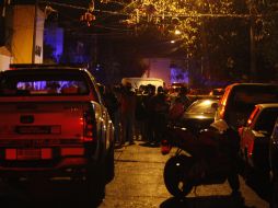 Personal del Servicio Médico Forense (SEMEFO) levantó el cuerpo de la víctima para trasladarlo a la morgue de la ZMG.  /