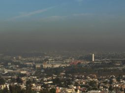 La inversión térmica es resultado de contaminantes atrapados por el frio y se mantiene a baja altura casi durante el día. ARCHIVO  /