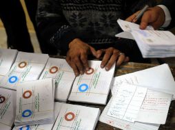 Oficiales de un centro electoral realizan el conteo de boletas electorales. XINHUA  /