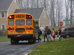Niños regresan a la escuela, después de la tragedia en Newtown, Connecticut. AFP  /