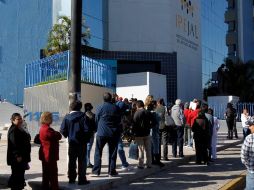 La movilización de hoy por la mañana se hizo con casi 300 servidores públicos que cerraron ingresos del Ipejal.  /