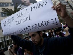 Un hombre sostiene un letrero que dice ''Ningún ser humano es ilegal''. XINHUA  /
