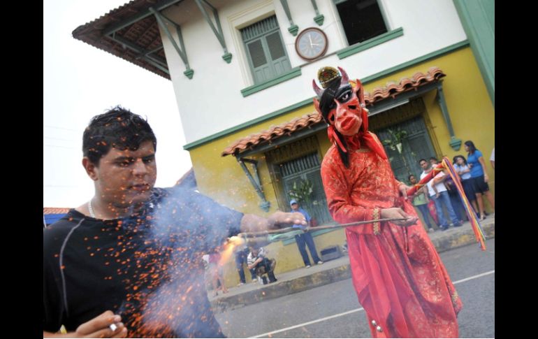 Hasta el momento El Salvador registra 21 accidentes más por petardos, que el año pasado. ARCHIVO  /