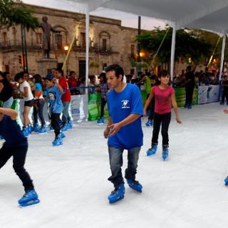Inauguran pista de hielo en Guadalajara