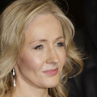 ''Una vacante imprevista'' de J.K. Rowling se estrena en español