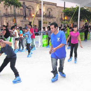 Inauguran pista de hielo en Guadalajara