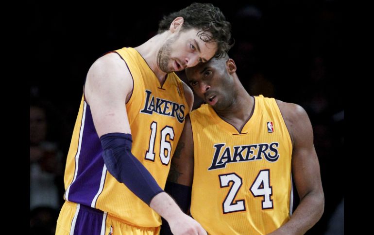 Pau Gasol (i) y Kobe Bryant (d) durante el partido. AP  /