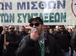 Manifestantes griegos gritan consignas durante una protesta anti-austeridad en la ciudad de Atenas. XINHUA  /