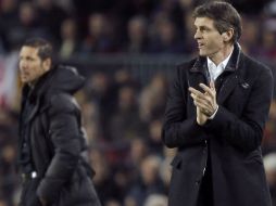 Vilanova (d) acudió al entrenamiento de la plantilla, ante el asombro de los medios. ARCHIVO  /